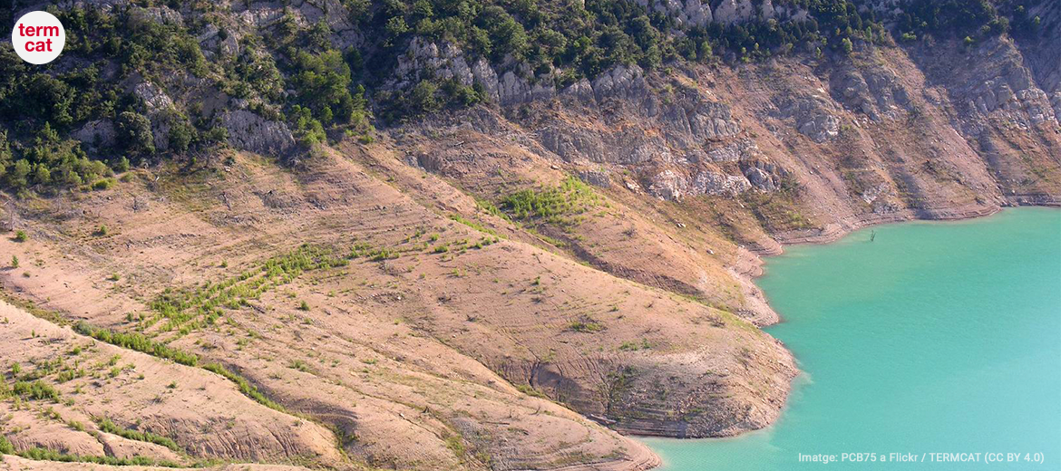 Imatge d'un embassament amb reserves baixes